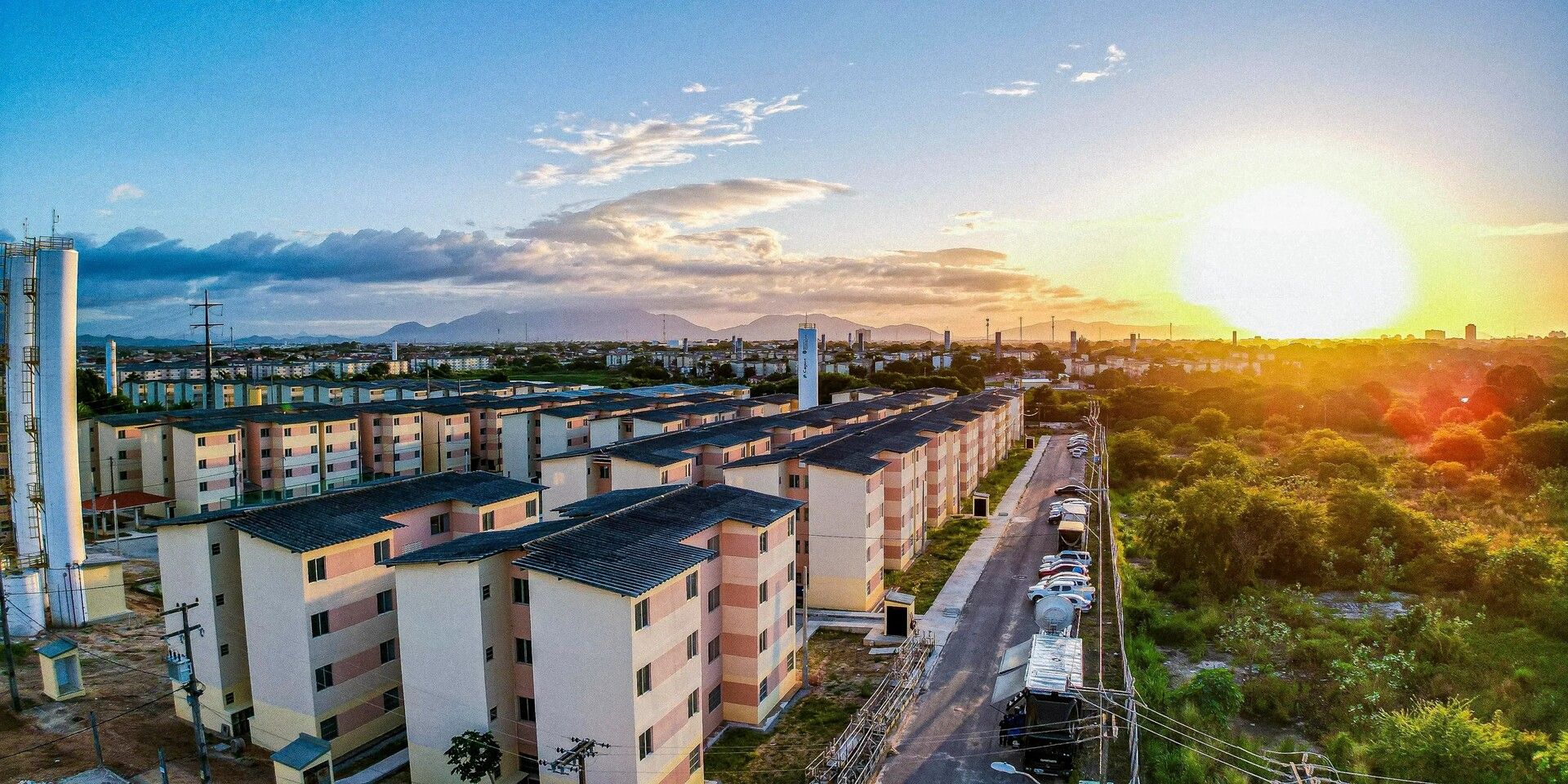 Uma foto de uma paisagem mostrando um condomínio residencial de prédios do Minha Casa, Minha Vida