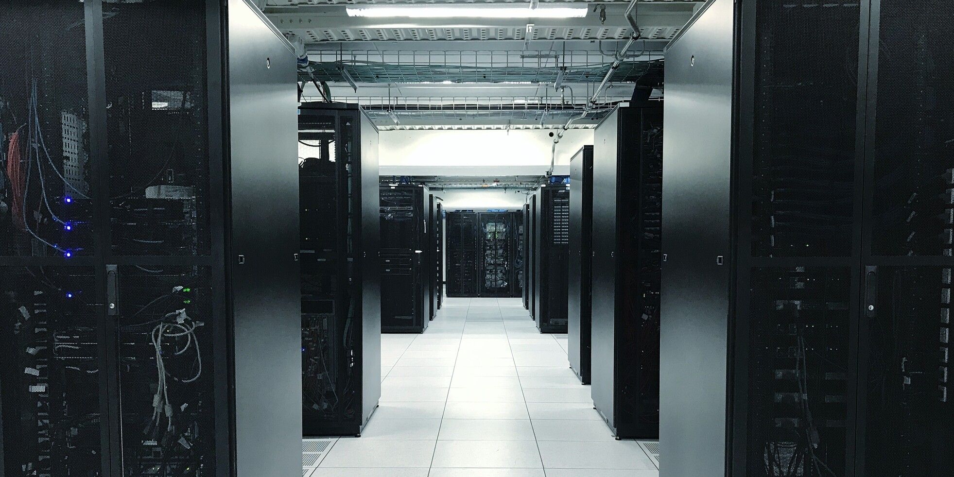 Imagem de dentro de um data center com diversos aparelhos funcionando