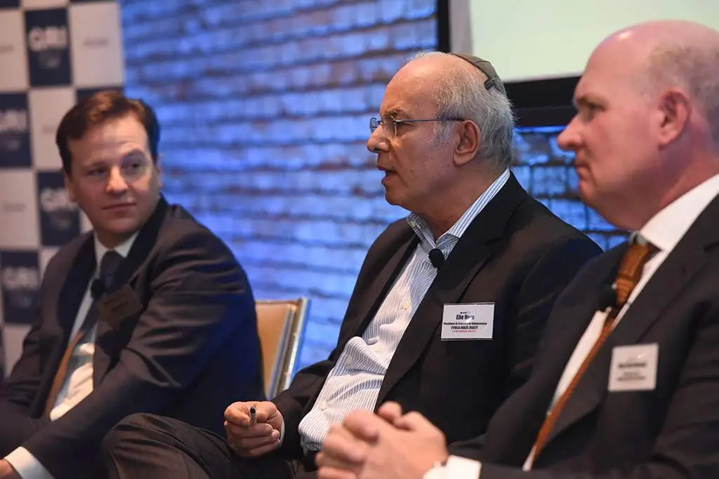 Sr. Elie Horn in a Discussion