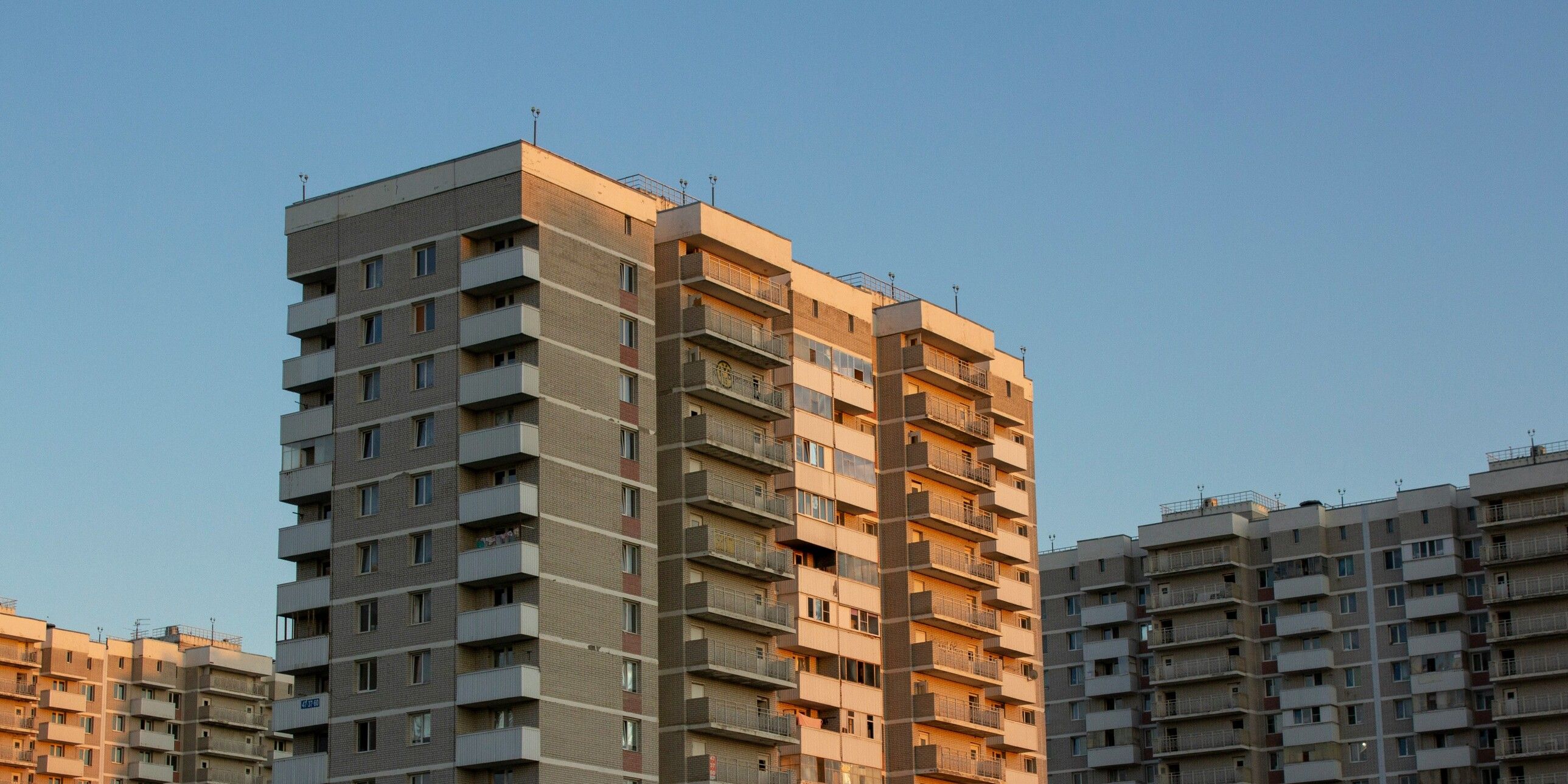 Foto de um condomínio de prédios em uma cidade