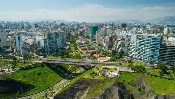 Perú hacia 2030: El futuro de la inversión inmobiliaria entre la liquidez y la burocracia