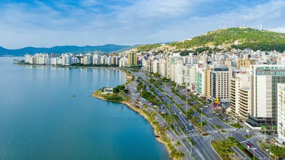 No litoral de Santa Catarina, vendas superam lançamentos e compactos ganham espaço