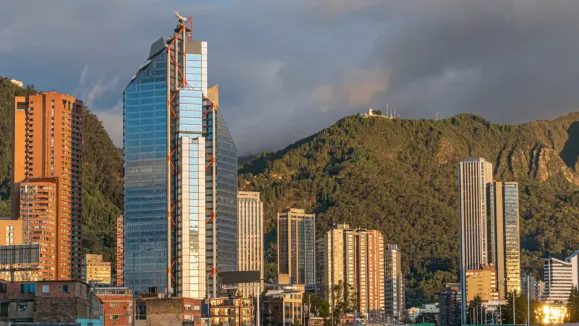 CRE Colombia: Usos mixtos y sostenibilidad redefinen el mercado de oficinas