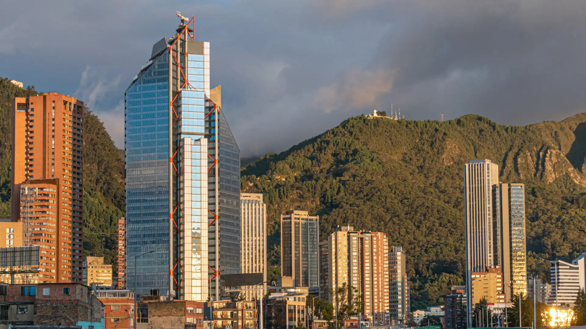 CRE Colombia: El futuro de las oficinas y usos mixtos