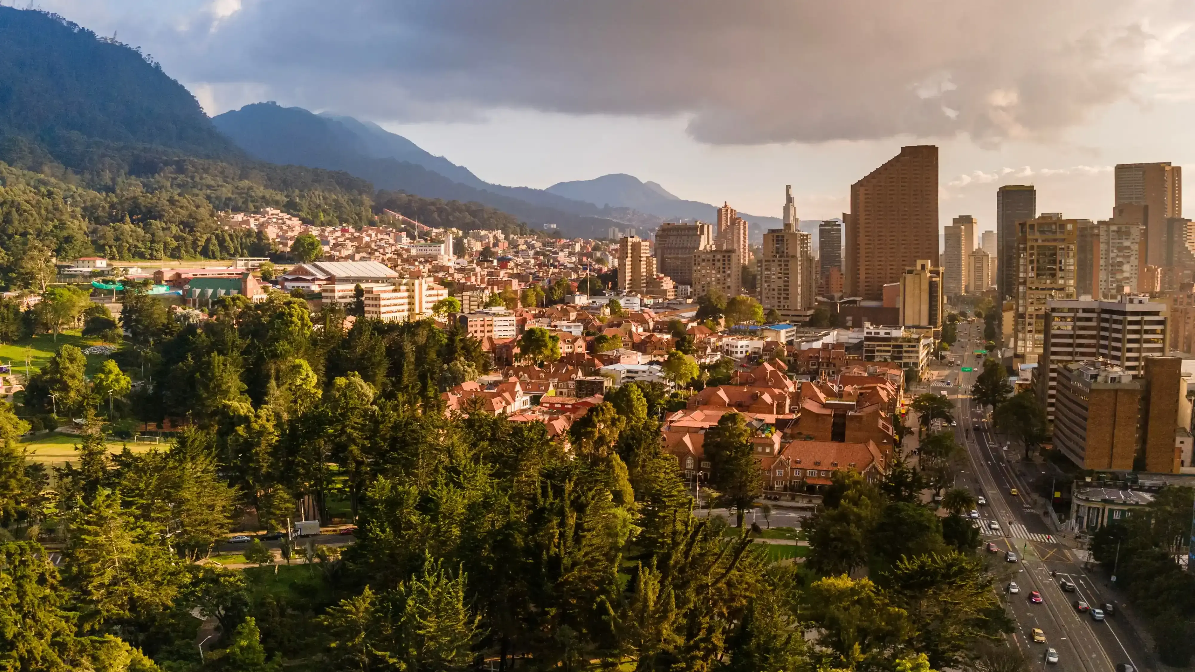 Colombia vive política monetaria restrictiva y cautela en inversiones en 2026